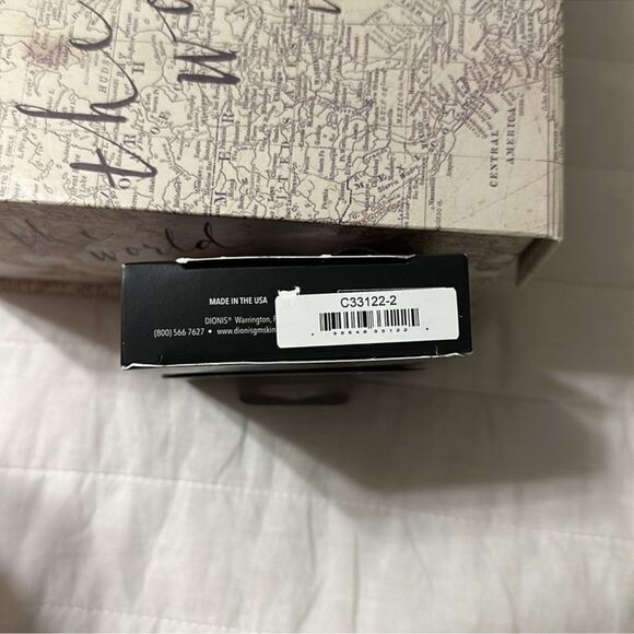 DIONIS Peppermint Twist Goat Milk Lip Balm & Hand Cream Gift Set - Picture 11 of 13